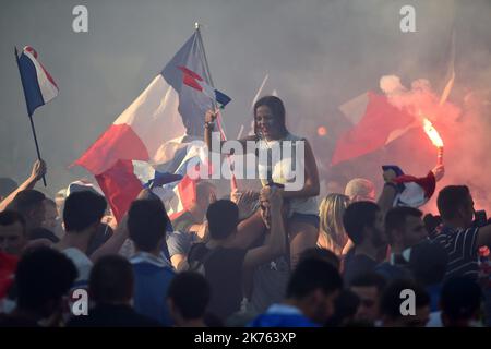 Migliaia di tifosi della squadra francese si sono riuniti per celebrare la vittoria della Francia ai Mondiali di calcio. Foto Stock