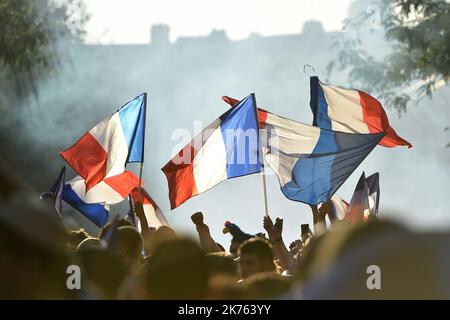 Migliaia di tifosi della squadra francese si sono riuniti per celebrare la vittoria della Francia ai Mondiali di calcio. Foto Stock