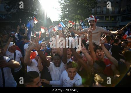 Migliaia di tifosi della squadra francese si sono riuniti per celebrare la vittoria della Francia ai Mondiali di calcio. Foto Stock