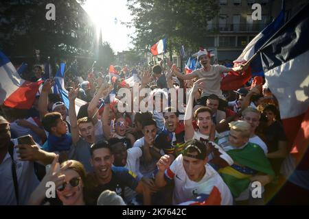 Migliaia di tifosi della squadra francese si sono riuniti per celebrare la vittoria della Francia ai Mondiali di calcio. Foto Stock