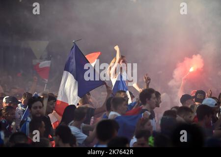 Migliaia di tifosi della squadra francese si sono riuniti per celebrare la vittoria della Francia ai Mondiali di calcio. Foto Stock