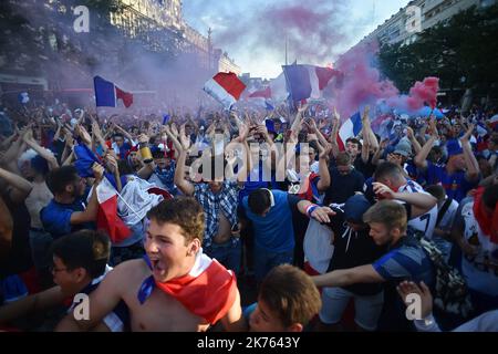 Migliaia di tifosi della squadra francese si sono riuniti per celebrare la vittoria della Francia ai Mondiali di calcio. Foto Stock