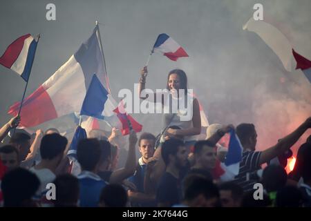 Migliaia di tifosi della squadra francese si sono riuniti per celebrare la vittoria della Francia ai Mondiali di calcio. Foto Stock