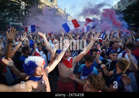 Migliaia di tifosi della squadra francese si sono riuniti per celebrare la vittoria della Francia ai Mondiali di calcio. Foto Stock