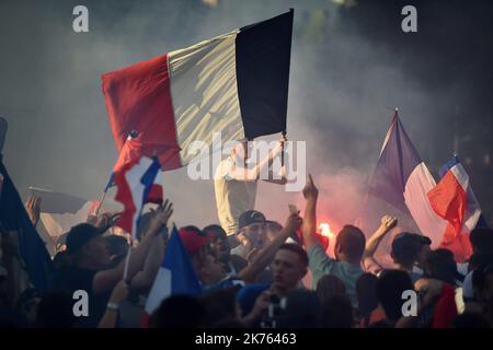 Migliaia di tifosi della squadra francese si sono riuniti per celebrare la vittoria della Francia ai Mondiali di calcio. Foto Stock