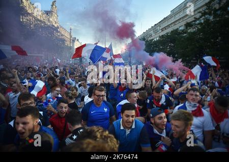 Migliaia di tifosi della squadra francese si sono riuniti per celebrare la vittoria della Francia ai Mondiali di calcio. Foto Stock