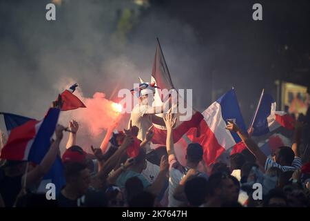 Migliaia di tifosi della squadra francese si sono riuniti per celebrare la vittoria della Francia ai Mondiali di calcio. Foto Stock