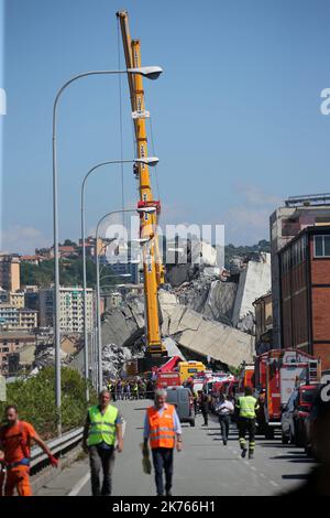 Le immagini rivelano l'entità del danno subito dopo il crollo di un grande ponte autostradale nei pressi della città italiana di Genova. Il ponte noto come Ponte Morandi fa parte dell'autostrada A10 che collega Genova a Savona e Ventimiglia è crollato il martedì mattina uccidendo e ferendo numerose persone. Foto Stock