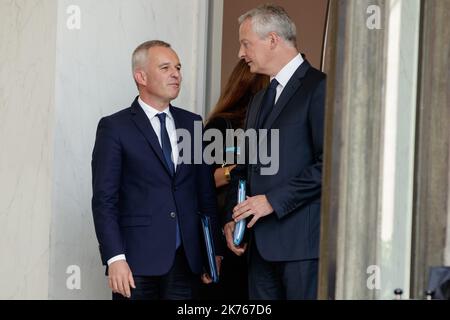 Le Nouveau ministre de l'Ecologie Francois de Rugy (G) parle avec Bruno le Maire (D) ministre des FinancesNuovamente nominato Ministro dell'Ecologia Francois de Rugy lascia la riunione settimanale del gabinetto francese al palazzo Elysee, a Parigi, il 05 settembre 2018. Foto Stock