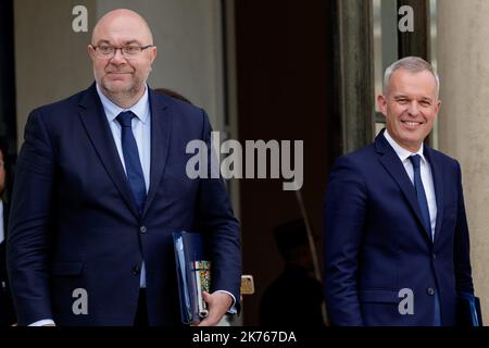 Le Nouveau ministre de l'Ecologie Francois de Rugy (D) et Stephane Travert (G) ministre de l'Agriculture, a la sortie du conseil des Ministres de rentree au palais de l'Elysee. Il nuovo ministro dell'Ecologia Francois de Rugy lascia la riunione settimanale del gabinetto francese al palazzo Elysee, a Parigi, il 05 settembre 2018. Foto Stock