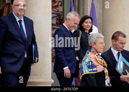 Le Nouveau ministre de l'Ecologie Francois de Rugy au milieu des Ministres du gouvernement , a gauche Stephane Travert ministre de l'Agriculture, a la sortie du conseil des Ministres de rentree au palais de l'Elysee. Il nuovo ministro dell'Ecologia Francois de Rugy lascia la riunione settimanale del gabinetto francese al palazzo Elysee, a Parigi, il 05 settembre 2018. Foto Stock