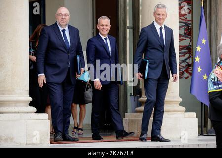 Le Nouveau ministre de l'Ecologie Francois de Rugy (C), Stephane Travert (G), ministre de l'Agriculture et Bruno le Maire (D) ministre des FinancesNono nominato Ministro dell'Ecologia Francois de Rugy, lascia la riunione settimanale del gabinetto francese a palazzo Elysee, a Parigi il 05 settembre 2018. Foto Stock