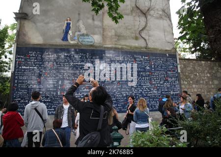 Il muro è un monumento dedicato all'amore eretto nel giardino romantico della piazza Jehan Rictus Place des Abbesses a Parigi Montmartre. L'opera d'arte, creata da Frédéric Baron e Claire Kito, è diventata un luogo d'incontro per gli amanti dell'Amore. Foto Stock