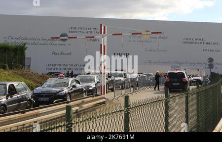 ©Pierre Teyssot/MAXPPP ; gli ospiti arrivano al Christian Dior Fashion Show durante la settimana della moda di Parigi, Primavera Estate 2019, a Parigi, in Francia, il 24 settembre 2018. Nella foto: Auto che lasciano il Christian Dior Show a Longchamp © Pierre Teyssot / Maxppp *** Didascalia locale *** Foto Stock