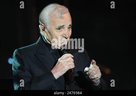 Charles Aznavour in concerto presso il centro espositivo. Il cantante e cantautore francese Charles Aznavour è morto a 94 anni dopo una carriera che dura più di 80 anni, dice un portavoce. L'artista francese e armeno ha venduto oltre 180 milioni di dischi. Foto Stock