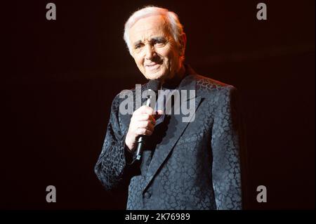 Il cantante francese-armeno Charles Aznavour (nato Shahnour Varinag Aznavourian) si esibisce nel suo tour di addio alla Royal Albert Hall di Londra, Inghilterra, Regno Unito, domenica 1st giugno 2014, in occasione del suo 90th° compleanno. Il cantante e cantautore francese Charles Aznavour è morto a 94 anni dopo una carriera che dura più di 80 anni, dice un portavoce. L'artista francese e armeno ha venduto oltre 180 milioni di dischi. Foto Stock