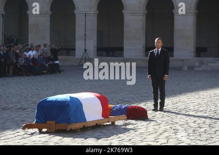 Il presidente francese Emmanuel Macron rende omaggio al funerale del cantante Charles Aznavour. Foto Stock