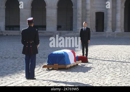 Il presidente francese Emmanuel Macron rende omaggio al funerale del cantante Charles Aznavour. Foto Stock