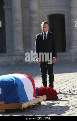 Il presidente francese Emmanuel Macron rende omaggio al funerale del cantante Charles Aznavour. Foto Stock
