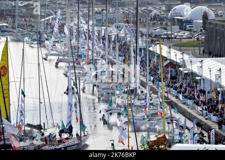 Vista del basion e del pubblico durante il 40th ° anniversario della Route du Rhum evento il 25 ottobre 2018. Foto Stock