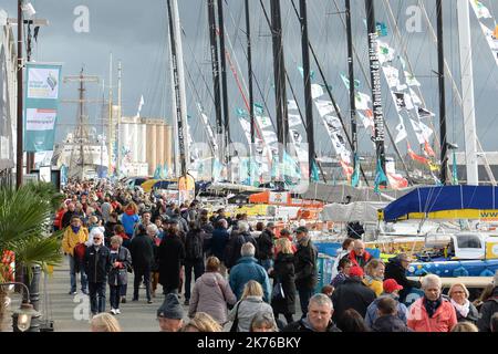 Vista del basion e del pubblico durante il 40th ° anniversario della Route du Rhum evento il 25 ottobre 2018. Foto Stock