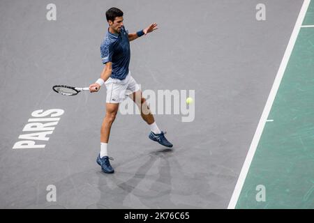 NOVAC Djokovic di Serbia gioca una prefazione contro Damir Dzumhur di Bosnia-Erzegovina durante il giorno 3 dei Maestri Rolex di Parigi tenutosi presso l'AccorHotels Arena il 1st novembre 2018 a Parigi, Francia. Foto Stock