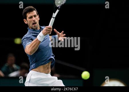 NOVAC Djokovic di Serbia gioca una prefazione contro Damir Dzumhur di Bosnia-Erzegovina durante il giorno 3 dei Maestri Rolex di Parigi tenutosi presso l'AccorHotels Arena il 1st novembre 2018 a Parigi, Francia. Foto Stock