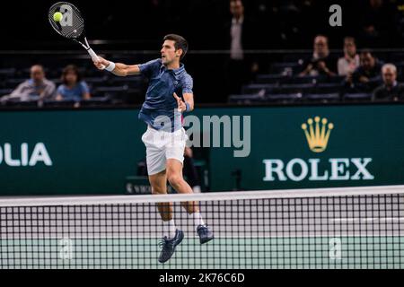 NOVAC Djokovic di Serbia gioca una prefazione contro Damir Dzumhur di Bosnia-Erzegovina durante il giorno 3 dei Maestri Rolex di Parigi tenutosi presso l'AccorHotels Arena il 1st novembre 2018 a Parigi, Francia. Foto Stock