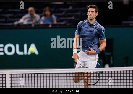 NOVAC Djokovic di Serbia gioca una prefazione contro Damir Dzumhur di Bosnia-Erzegovina durante il giorno 3 dei Maestri Rolex di Parigi tenutosi presso l'AccorHotels Arena il 1st novembre 2018 a Parigi, Francia. Foto Stock