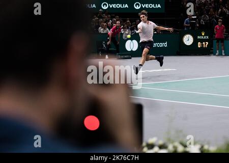 Roger Federer, di Svizzera, gioca una prefazione contro Fabio Fognini d'Italia durante il giorno 3 del Rolex Paris Masters tenutosi presso l'AccorHotels Arena il 1st novembre 2018 a Parigi, Francia. Foto Stock