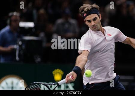 Roger Federer, di Svizzera, gioca una prefazione contro Fabio Fognini d'Italia durante il giorno 3 del Rolex Paris Masters tenutosi presso l'AccorHotels Arena il 1st novembre 2018 a Parigi, Francia. Foto Stock