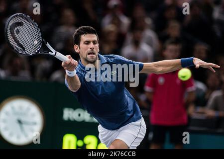 NOVAC Djokovic di Serbia gioca una prefazione contro Roger Federer di Svizzera durante il giorno 6 delle semifinali Rolex Paris Masters tenutesi presso l'AccorHotels Arena il 3rd novembre 2018 a Parigi, Francia. Foto Stock