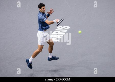 NOVAC Djokovic di Serbia gioca una prefazione contro Karen Khachanov di Russia durante la finale del Rolex Paris Masters 1000 tenutasi presso l'AccorHotels Arena il 4th novembre 2018 a Parigi, Francia. Foto Stock