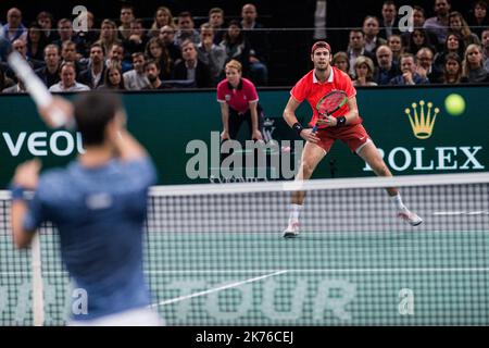 NOVAC Djokovic di Serbia gioca una prefazione contro Karen Khachanov di Russia durante la finale del Rolex Paris Masters 1000 tenutasi presso l'AccorHotels Arena il 4th novembre 2018 a Parigi, Francia. Foto Stock