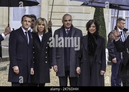 Il presidente francese Emmanuel Macron (L) e sua moglie Brigitte Macron (2-L) accolgono il presidente svizzero Alain Berset (3-R) e sua moglie Muriel Zeender-Berset (2-R) al Palazzo Elysee in vista della cerimonia internazionale del centenario dell'armistizio della prima guerra mondiale del 11 novembre 1918, a Parigi, Francia, 11 novembre 2018. Foto Stock