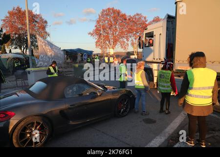 Le proteste per il carburante continuano in Francia il 26 novembre 2018. Foto Stock