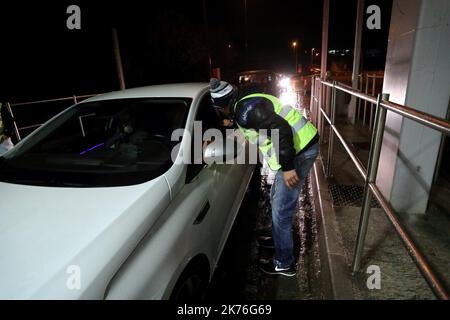 Dimostrazione di giubbotti gialli e blocco o rallentamento del traffico automobilistico Foto Stock