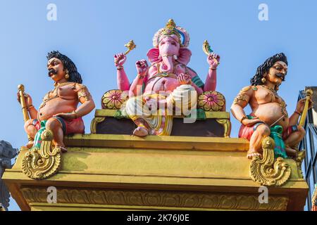 Le statue del Tempio di Sri Kaileswaram, dedicato a Lord Shiva e Ganesha, si erge per essere il più antico tempio indù a Colombo in Sri Lanka Foto Stock