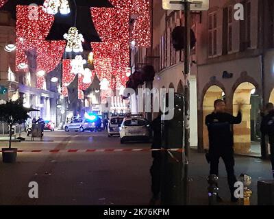 Ultimo: 'Molti feriti' come colpi sparati a Strasburgo Natale marketÂ©Lucile Guillotin/radio France/Maxppp - une fusillade s'est produite ce mardi soir dans les rues de Strasbourg. Selon les premiÃ¨res information confirmÃ blessÃ par la prÃ©fecture, il y a un mort et six©s. La demande della polizia Ã la population de ne pas sortir. L'auteur des tirs n'aurait pas Ã© apprÃ© tÃ hendÃ©. Martedì sera, per le strade di Strasburgo, si è verificato un sparo. Secondo le prime informazioni confermate dalla prefettura, ci sono un morto e sei feriti. La polizia chiede alla gente di non uscire. Th Foto Stock