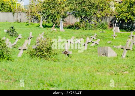 Il vecchio cimitero militare a Tranžament, Petrovaradin. Una vista panoramica del vecchio identico, trascurato lapidi in cemento croci del CE militare Foto Stock