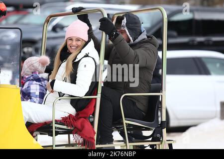 Michelle Hunziker con il marito Tomasso Trussardi e le figlie Sole e Celeste per le vacanze invernali in montagna a San Cassiano di Badia, Sankt Kassian, il 30 dicembre 2018. Nella foto: Michelle Hunziker, Tomasso Trussardi sul doo da sci, snowscoot. Foto Stock