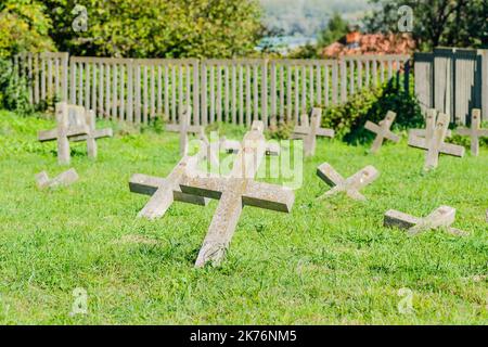 Il vecchio cimitero militare a Tranžament, Petrovaradin. Una vista panoramica del vecchio identico, trascurato lapidi in cemento croci del CE militare Foto Stock