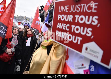 Migliaia di avvocati, magistrati e impiegati hanno marciato a Parigi per chiedere "giustizia di prossimità” e la sospensione immediata del controllo parlamentare sulla riforma del governo. Evento nazionale, su invito di tutti i bar della Francia e un'interUnione di professionisti della giustizia. Parigi, 15 gennaio 2018. Foto Stock