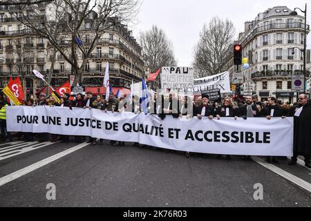 Migliaia di avvocati, magistrati e impiegati hanno marciato a Parigi per chiedere "giustizia di prossimità” e la sospensione immediata del controllo parlamentare sulla riforma del governo. Evento nazionale, su invito di tutti i bar della Francia e un'interUnione di professionisti della giustizia. Parigi, 15 gennaio 2018. Foto Stock