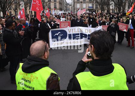 Migliaia di avvocati, magistrati e impiegati hanno marciato a Parigi per chiedere "giustizia di prossimità” e la sospensione immediata del controllo parlamentare sulla riforma del governo. Evento nazionale, su invito di tutti i bar della Francia e un'interUnione di professionisti della giustizia. Parigi, 15 gennaio 2018. Foto Stock