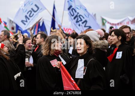 Migliaia di avvocati, magistrati e impiegati hanno marciato a Parigi per chiedere "giustizia di prossimità” e la sospensione immediata del controllo parlamentare sulla riforma del governo. Evento nazionale, su invito di tutti i bar della Francia e un'interUnione di professionisti della giustizia. Parigi, 15 gennaio 2018. Foto Stock