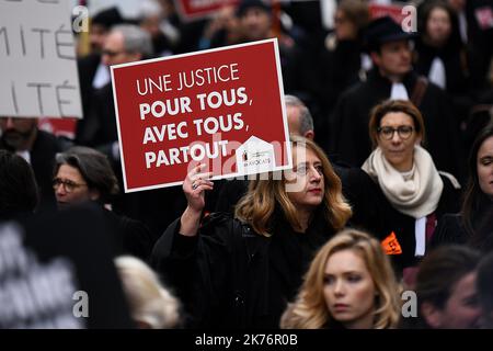 Migliaia di avvocati, magistrati e impiegati hanno marciato a Parigi per chiedere "giustizia di prossimità” e la sospensione immediata del controllo parlamentare sulla riforma del governo. Evento nazionale, su invito di tutti i bar della Francia e un'interUnione di professionisti della giustizia. Parigi, 15 gennaio 2018. Foto Stock