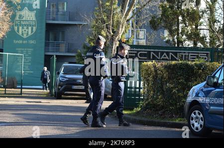 Tifosi, giornalisti e gendarmes sono di fronte al centro di formazione del FC Nantes. I giocatori lasciano il centro di allenamento dopo aver appreso le notizie sulla scomparsa dell'attaccante argentino Emiliano Sala che volava a Cardiff City a bordo di un piccolo aereo dopo per il club. Foto Stock