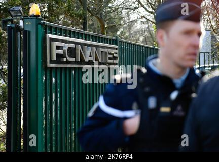 Tifosi, giornalisti e gendarmes sono di fronte al centro di formazione del FC Nantes. I giocatori lasciano il centro di allenamento dopo aver appreso le notizie sulla scomparsa dell'attaccante argentino Emiliano Sala che volava a Cardiff City a bordo di un piccolo aereo dopo per il club. Foto Stock