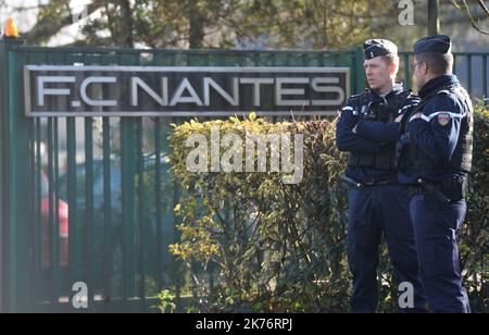 Tifosi, giornalisti e gendarmes sono di fronte al centro di formazione del FC Nantes. I giocatori lasciano il centro di allenamento dopo aver appreso le notizie sulla scomparsa dell'attaccante argentino Emiliano Sala che volava a Cardiff City a bordo di un piccolo aereo dopo per il club. Foto Stock